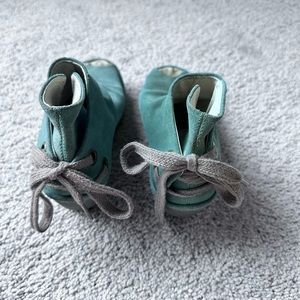 🌻Fly London Yama Pale Green Size 39 Discontinued color. Gently Used🌻